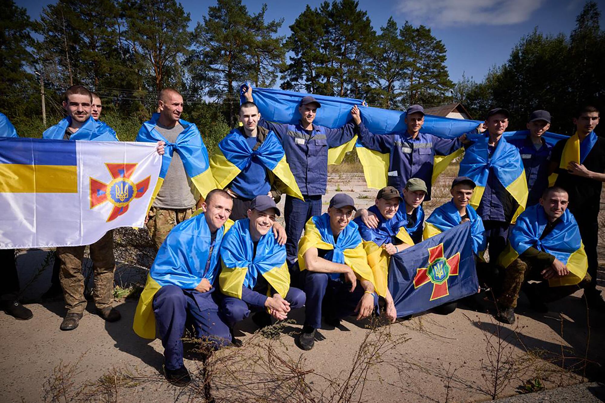 Esta fotografía tomada y publicada por el Servicio de Prensa Presidencial de Ucrania el 14 de septiembre de 2024 muestra a prisioneros de guerra ucranianos posando para una fotografía tras un intercambio en un lugar no revelado de Ucrania.