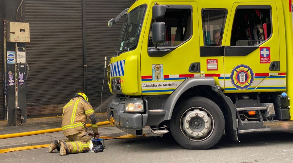 Atención de incendio en Medellín este 18 de abril.
