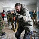 Los residentes locales entrenan cerca de Kiev, Ucrania, el domingo 30 de enero de 2022. El ministro de Relaciones Exteriores de Rusia afirma que la OTAN quiere atraer a Ucrania a la alianza, en medio de las crecientes tensiones por la expansión de la OTAN y los temores de que Rusia se esté preparando para invadir Ucrania. En comentarios en la televisión estatal el domingo, el ministro de Relaciones Exteriores, Sergey Lavrov, también cuestionó la afirmación de la OTAN de ser una estructura puramente defensiva. Foto AP/Efrem Lukatsky