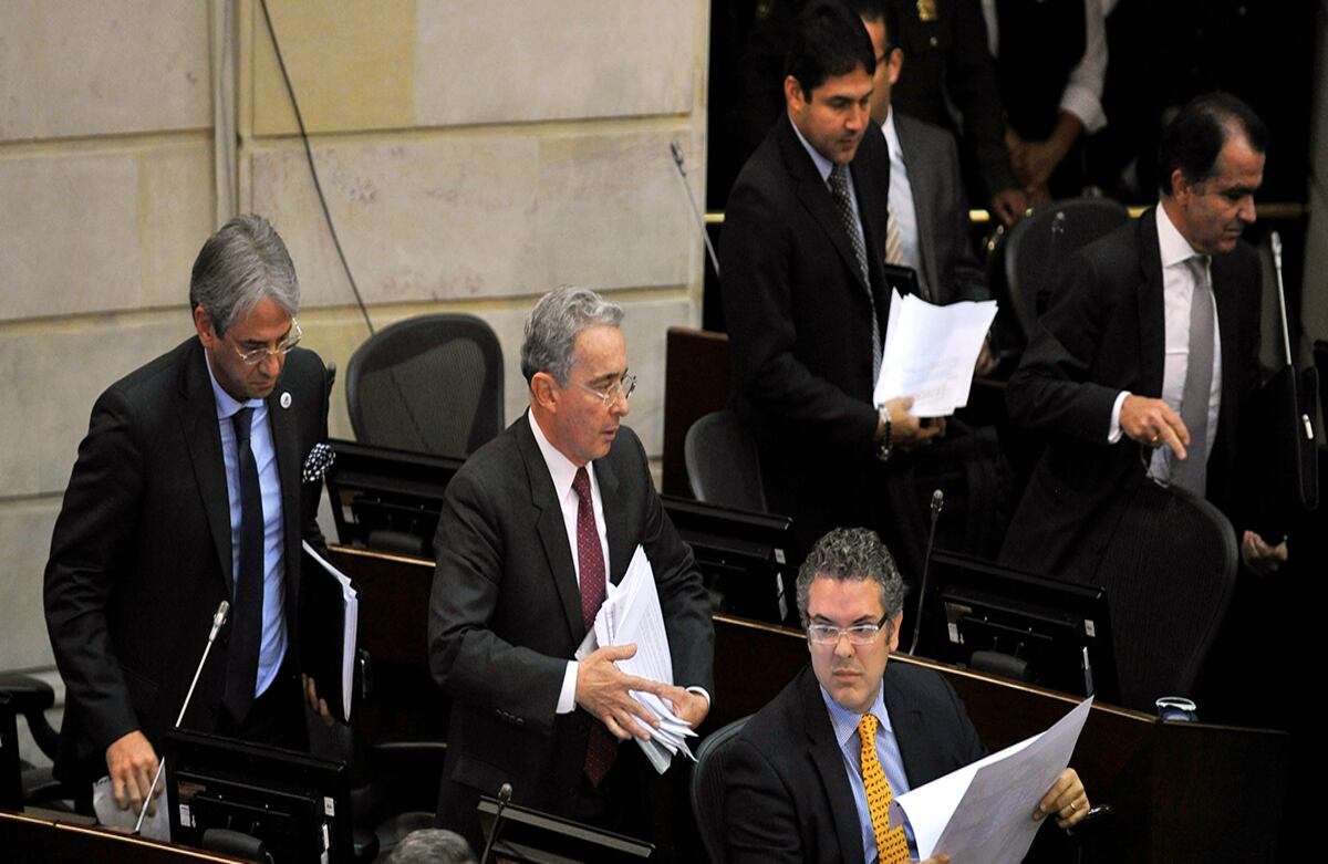 Uribe se ausenta por un momento del debate para interponer una denuncia contra Cepeda en la Corte Suprema. Foto: Carlos Julio Martínez / SEMANA