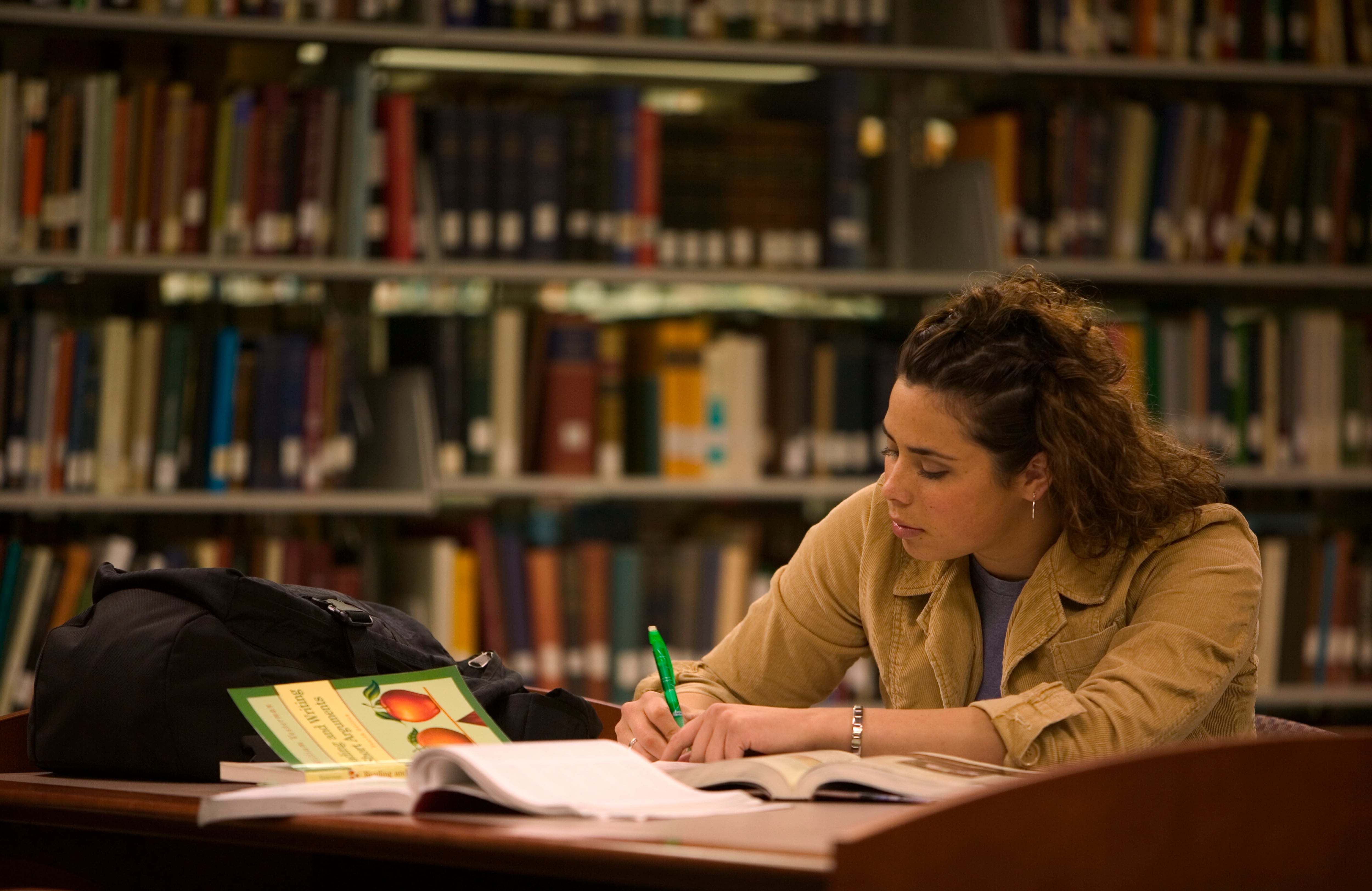 Estudiante que estudia en la biblioteca