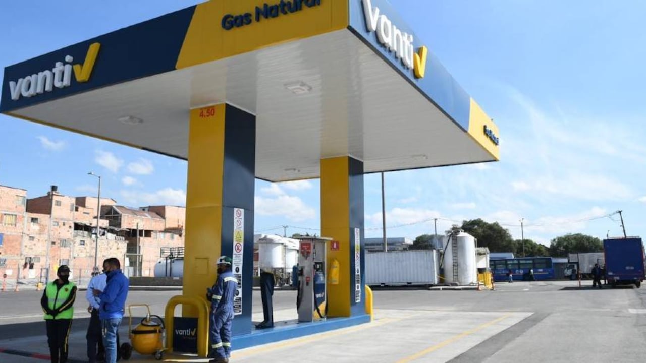 Vanti entregó dos estaciones de servicio para surtir gas natural.