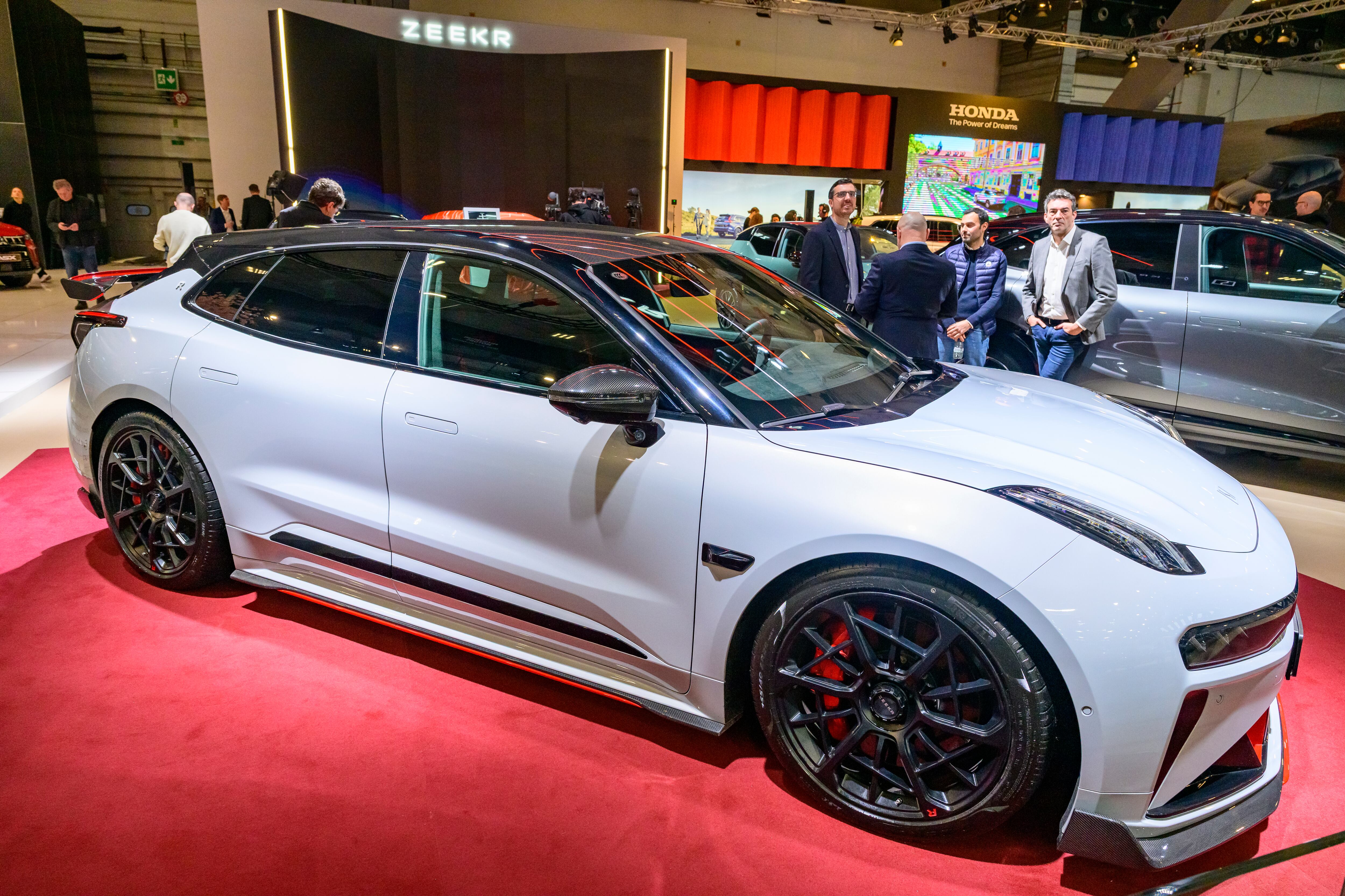 Tesla y Zeekr son dos de las compañías de carros eléctricos premium que se venden en Colombia.