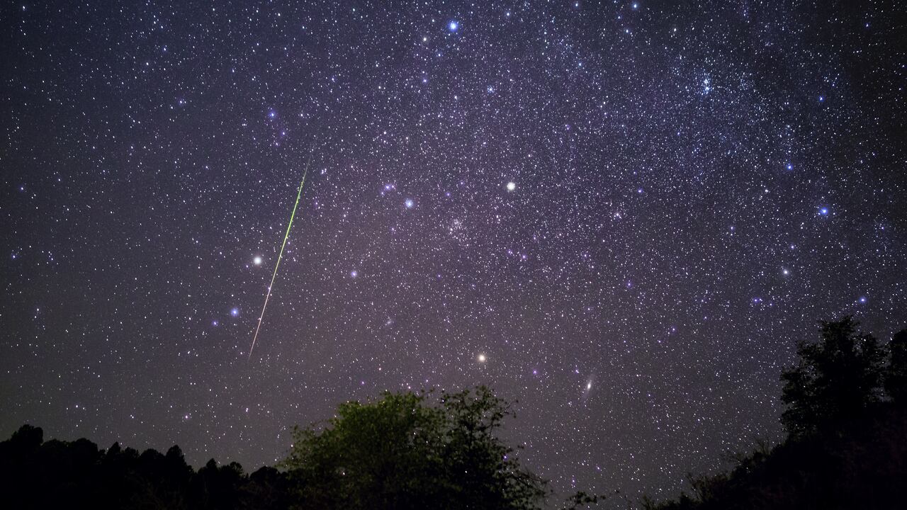 Meteorito brillante atravesando el cielo nocturno sobre Payson, Arizona, durante la lluvia de meteoros Leónidas.