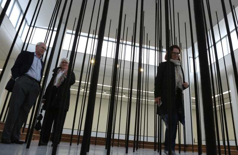 Espctadores entre la obra baras de pelo humano. Foto: Daniel Reina.