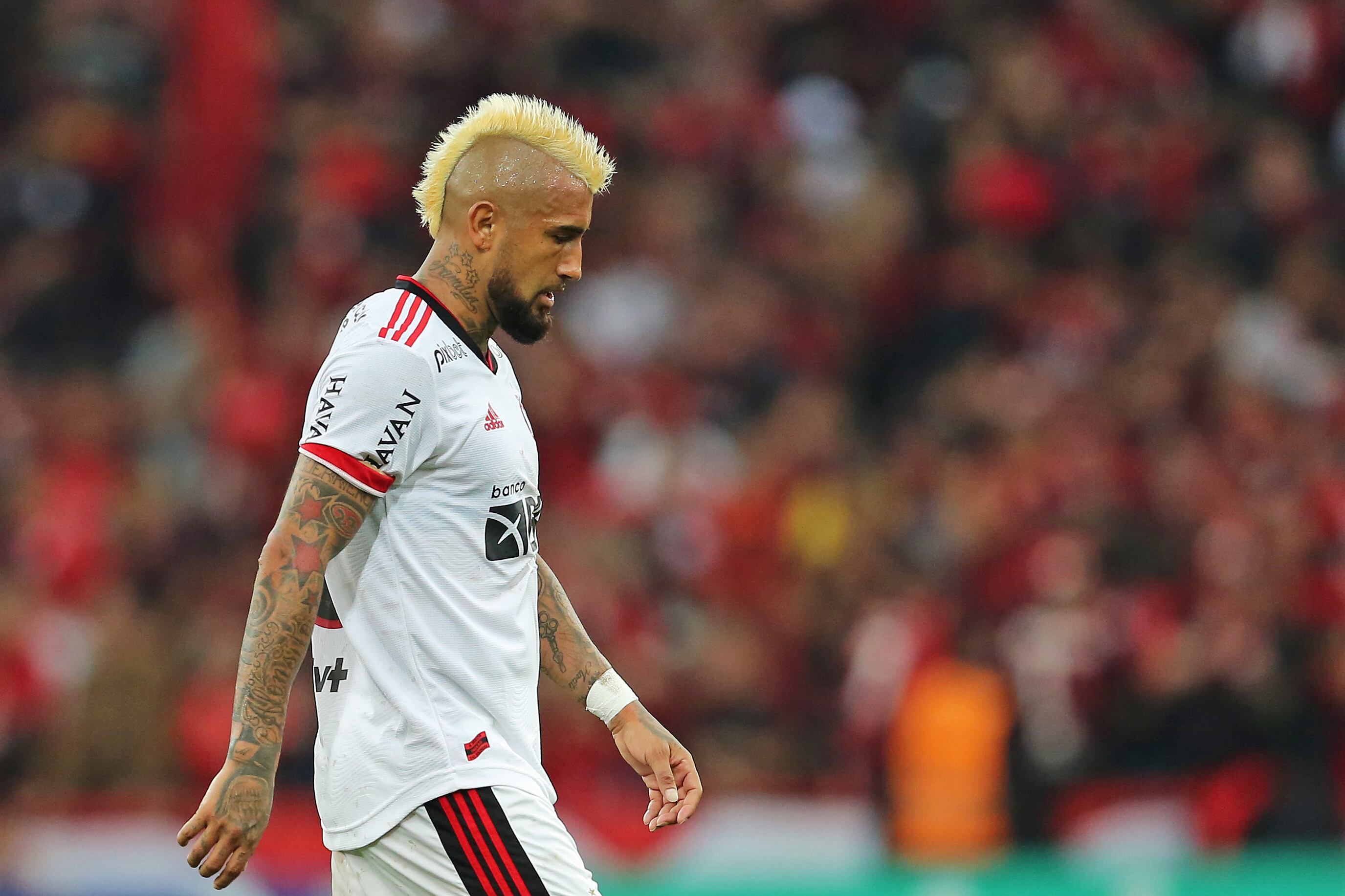 El jugador Arturo Vidal en medio de un partido con el Flamengo.