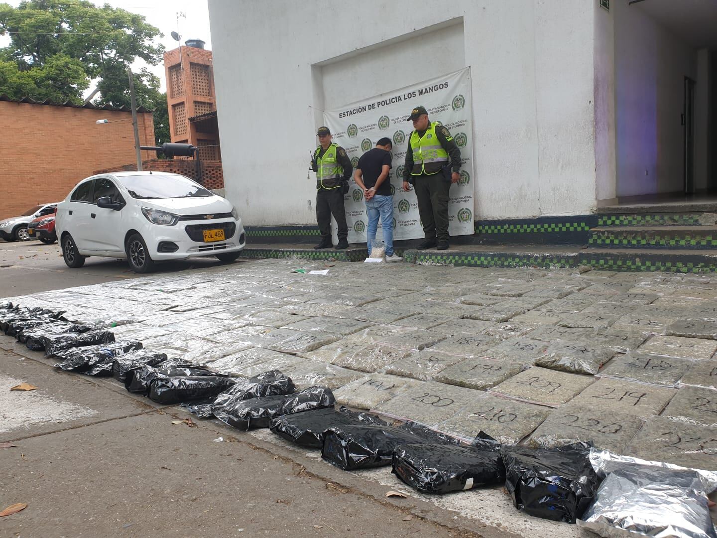 Autoridades le hallaron a un hombre en su vehículo importante cargamento de droga.