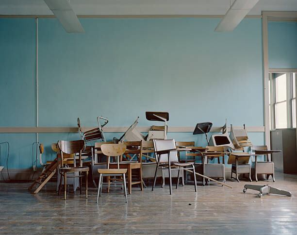 Más de 50 pupitres están dañados.