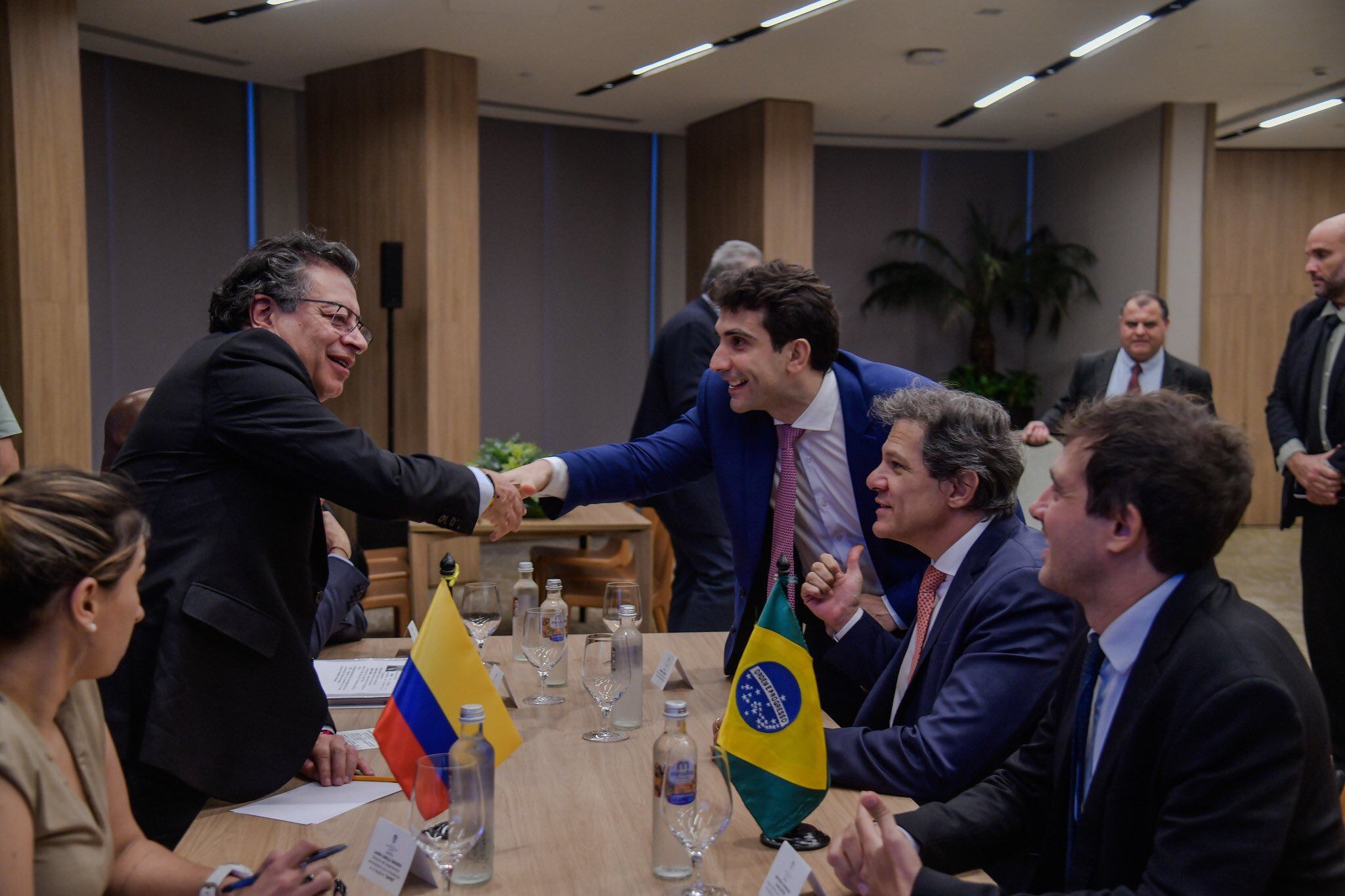 El presidente Gustavo Petro reunido con el presidente del G20 y ministro de Hacienda de Brasil, Fernando Haddad.