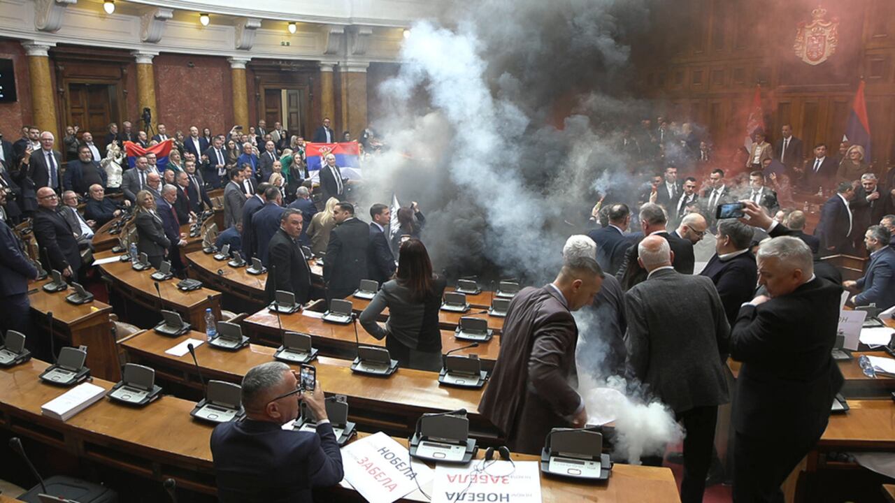 En esta imagen tomada de un video proporcionado por RTS Serbia, se lanzan bombas de humo y bengalas en el parlamento, en Belgrado, Serbia, el martes 4 de marzo de 2025. (RTS Serbia vía AP)