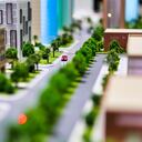modelo en miniatura genérico moderno de estilo contemporáneo de edificios de vidrio y calles con técnica de enfoque de cambio de inclinación: el enfoque está en el automóvil rojo en el medio de la calle