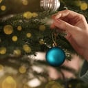 Más allá de la estética: el significado profundo de colocar bolas azules en su árbol navideño.
