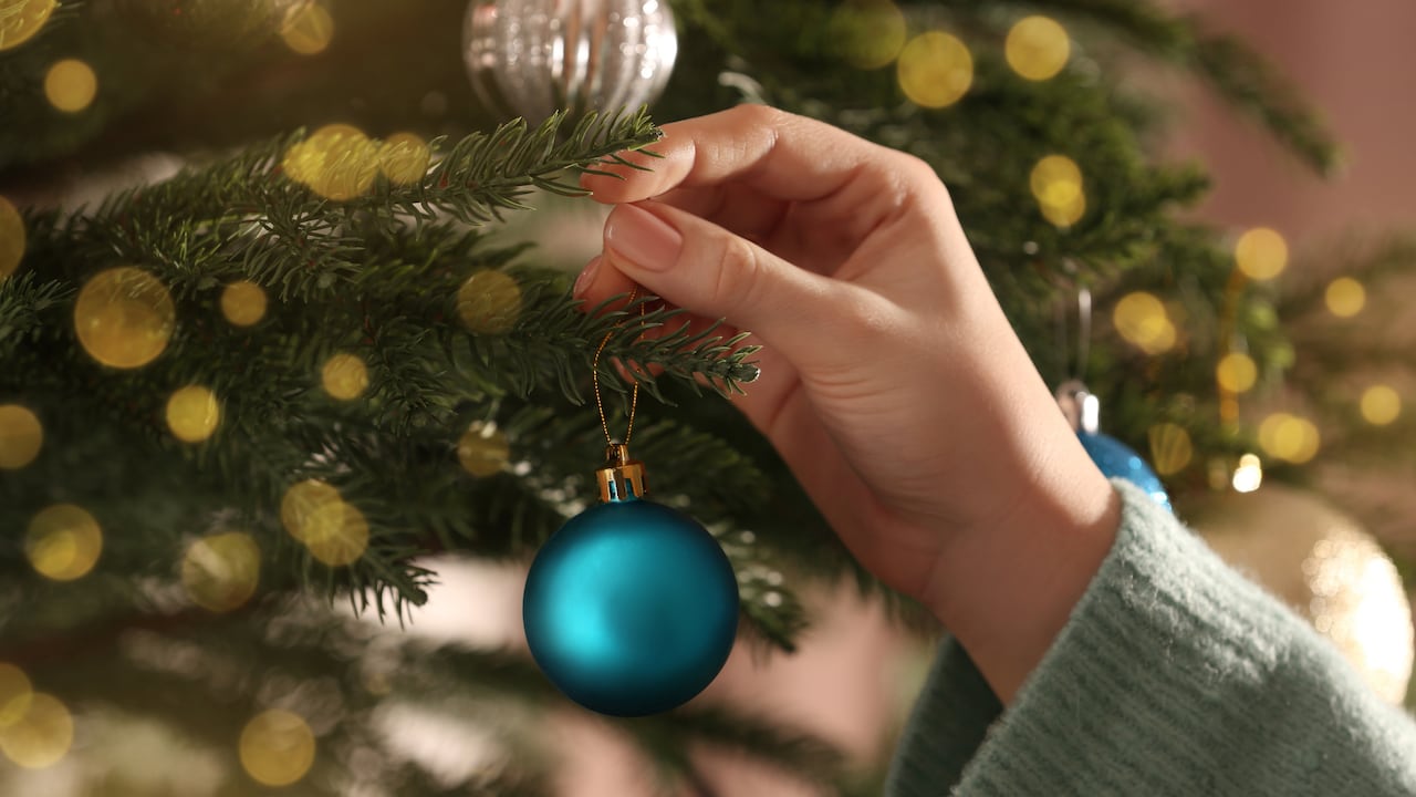 Más allá de la estética: el significado profundo de colocar ciertos adornos en su árbol navideño.