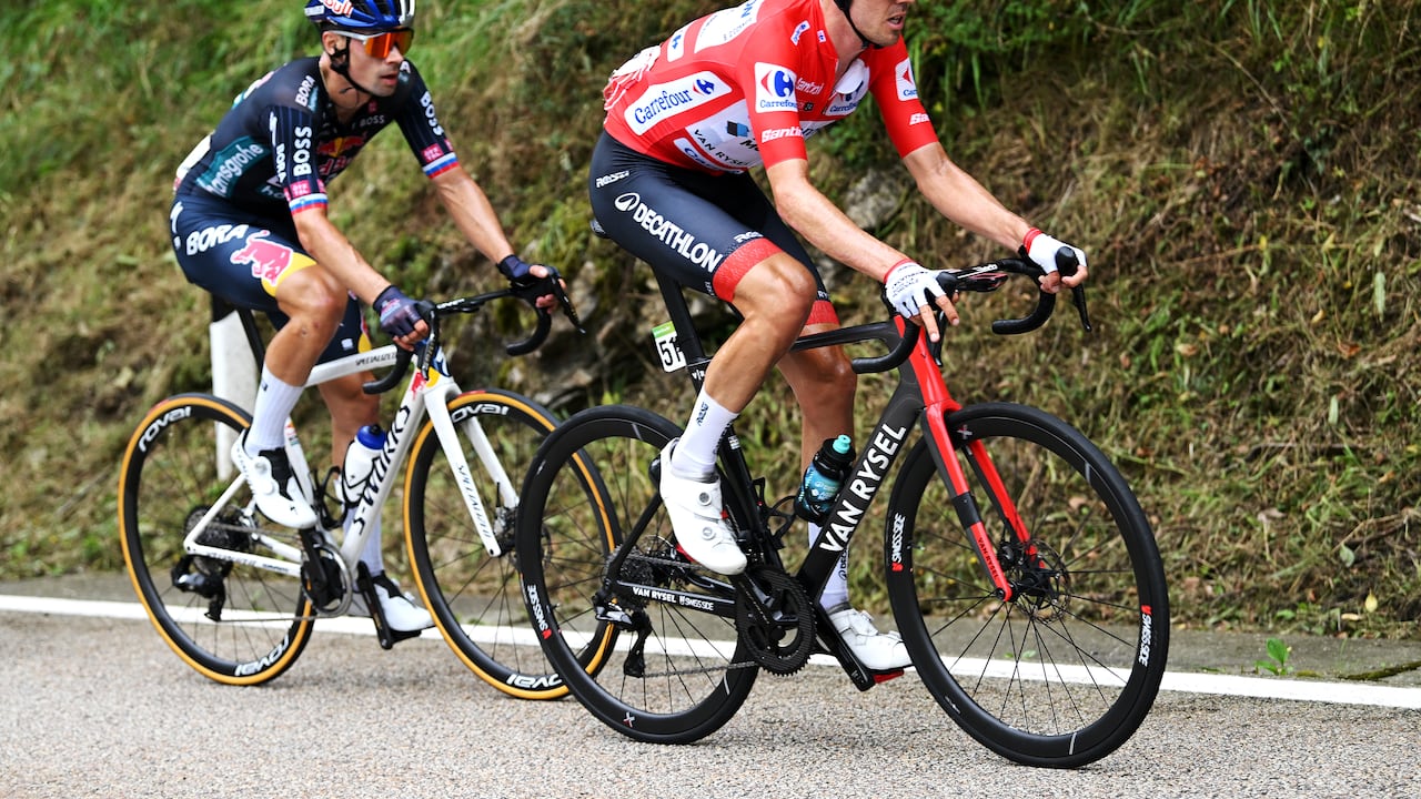 Primoz Roglic 'a rueda' de Ben O'connor: la pelea por el liderato de La Vuelta a España 2024 es vibrante.