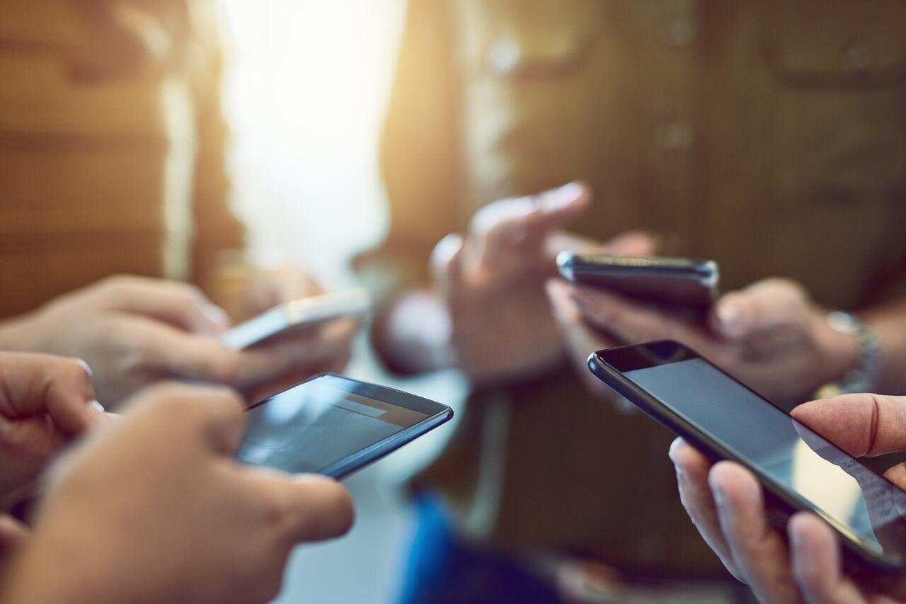 Usuarios de smartphones dependen de una conexión WiFi y Bluetooth