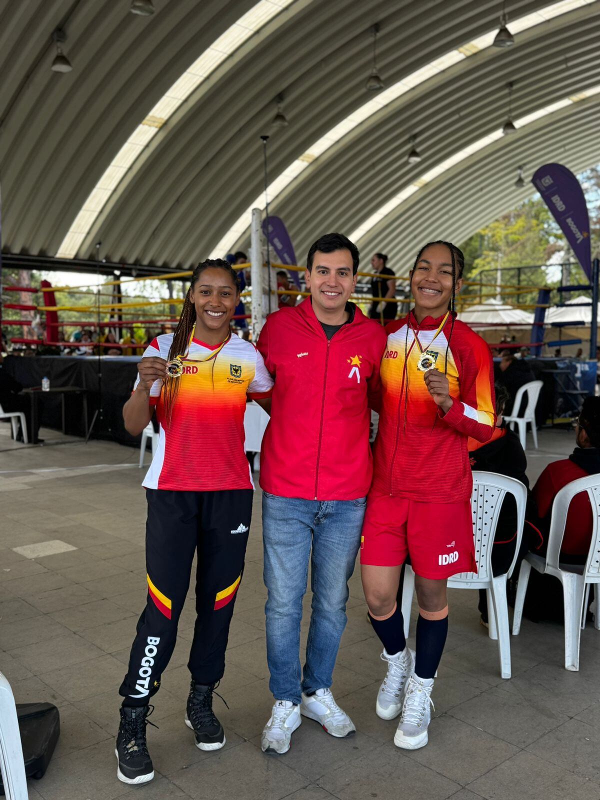 Valeria Arboleda (izquierda) y Camila Camilo (derecha): boxeadoras que representan Bogotá.