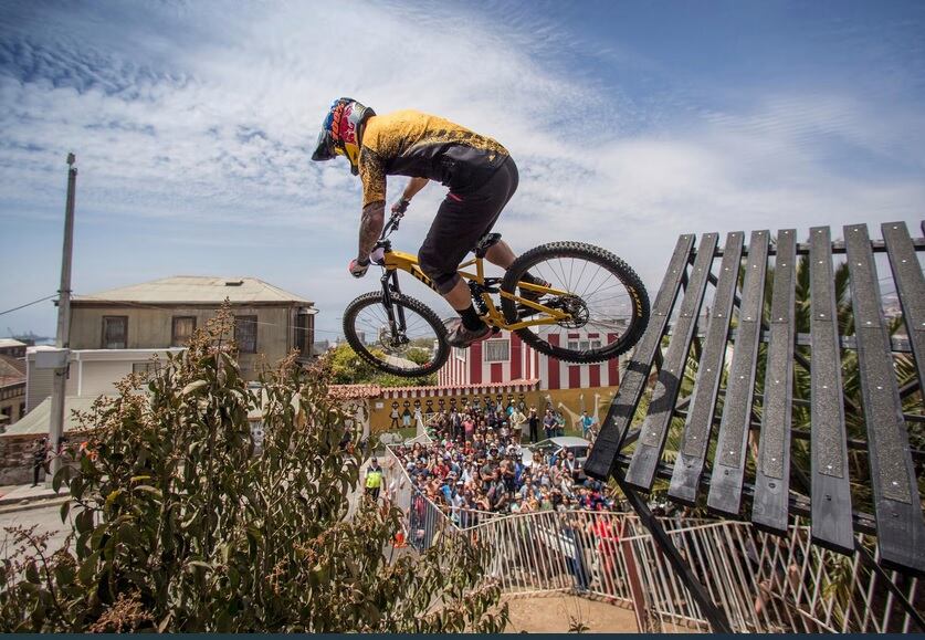 28 corredores de 10 países se enfrentarán en la Comuna 13 de Medellín para lograr el mejor tiempo de descenso en esta nueva pista que consta de 17 obstáculos, entre peraltes, curvas, drops y rampas.