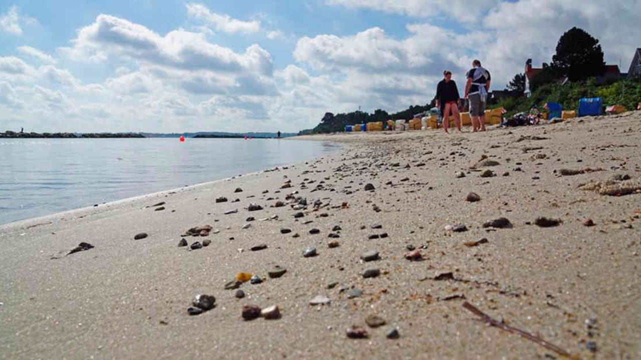 El fósforo, que alcanza la orilla de las playas, se puede confundir fácilmente con el ámbar. (Foto: DW / Harald Franzen)