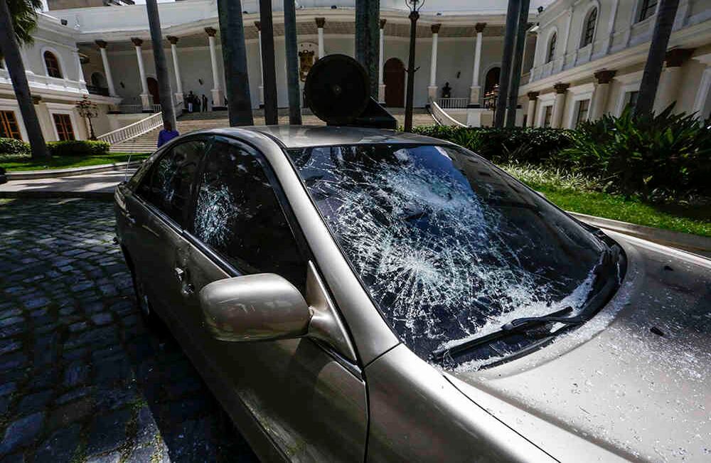 Detalle de un vehículo con los vidrios rotos por manifestantes en la sede de la Asamblea Nacional hoy, miércoles 5 de julio de 2017, en Caracas (Venezuela) EFE/CRISTIAN HERNÁNDEZ