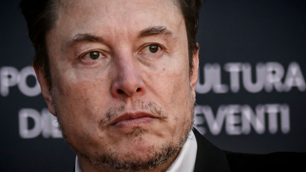 El dueño de SpaceX lanzó duras críticas contra los líderes de la compañía tras el caso de Cursor.