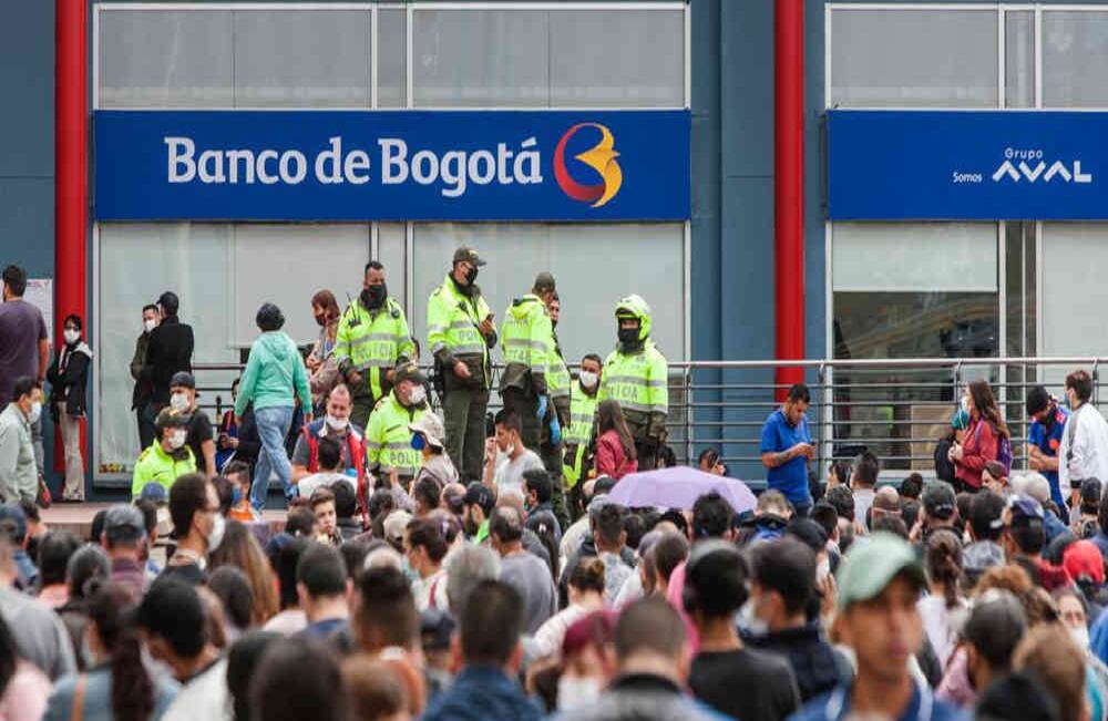 Colombianos salen a la calle para pagar sus responsabilidades bancarias
