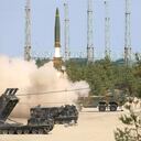 Esta foto del folleto tomada el 25 de mayo de 2022 y proporcionada por el Ministerio de Defensa de Corea del Sur en Seúl muestra a Corea del Sur disparando un misil Hyunmu-2 desde un lugar no revelado en la costa este de Corea del Sur durante un ejercicio de fuego real destinado a contrarrestar la prueba de misiles de Corea del Norte. .