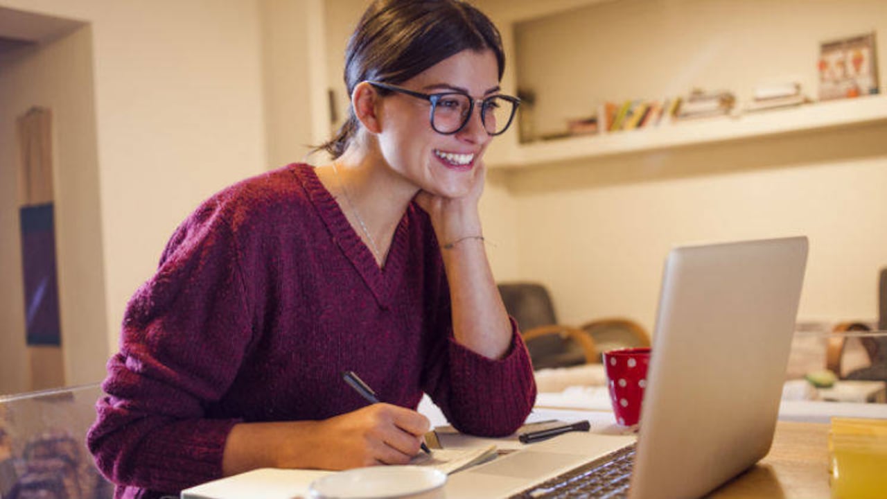 Esta red social es la más utilizada ahora por las empresas para buscar los perfiles en sus vacantes disponibles. (Getty)