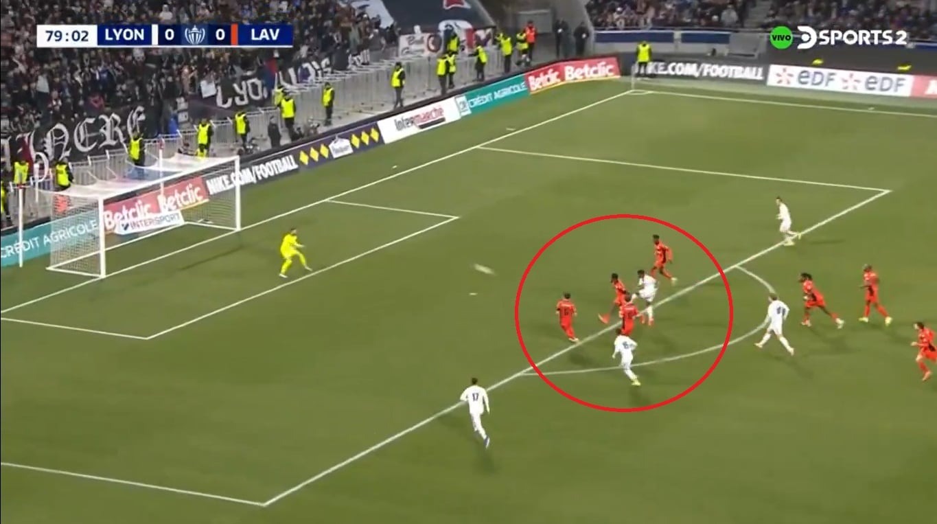 Momento del remate de Endrick.