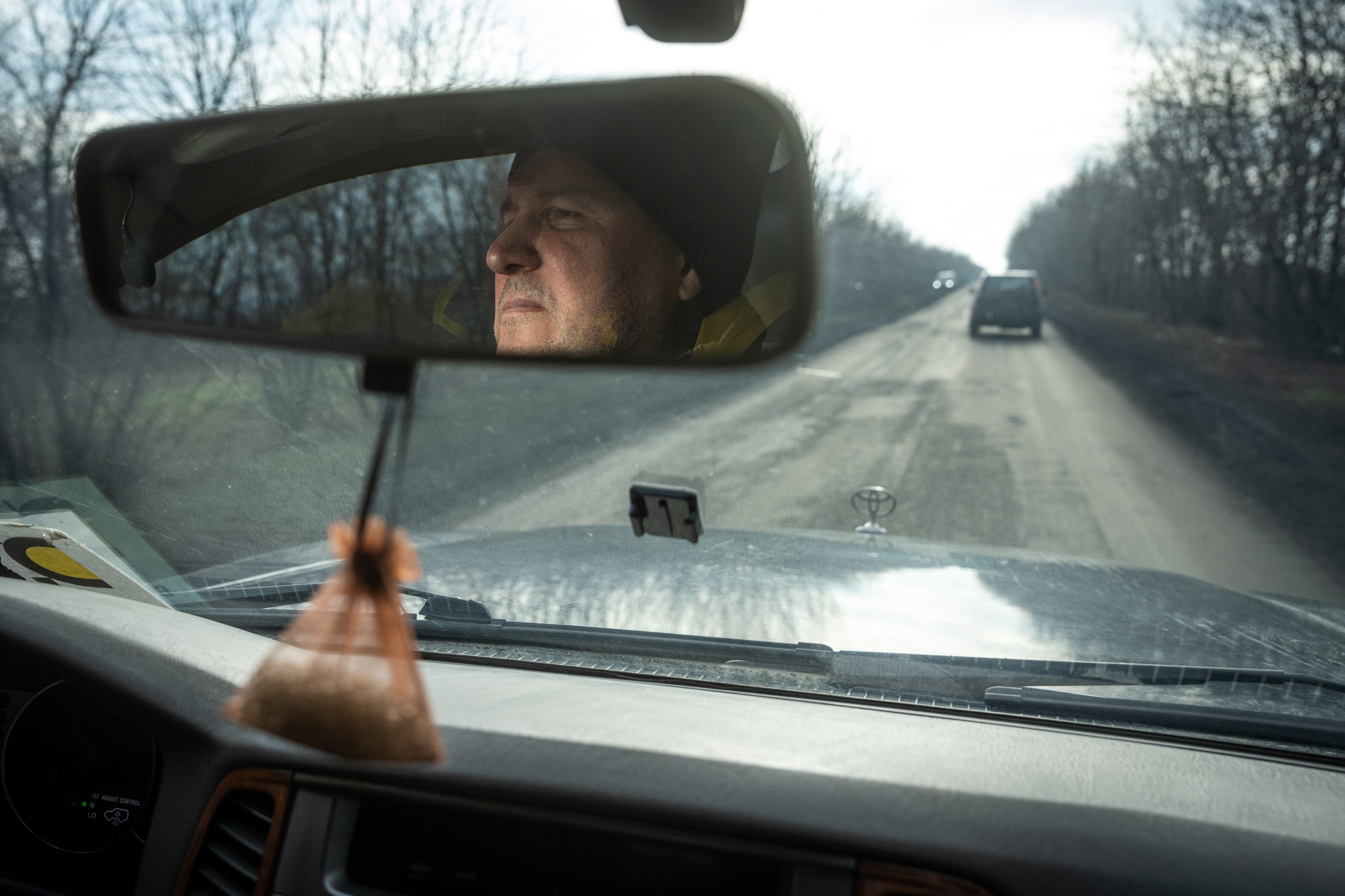 Adornos en el espejo retrovisor pueden distraer al conductor y limitar la visión.