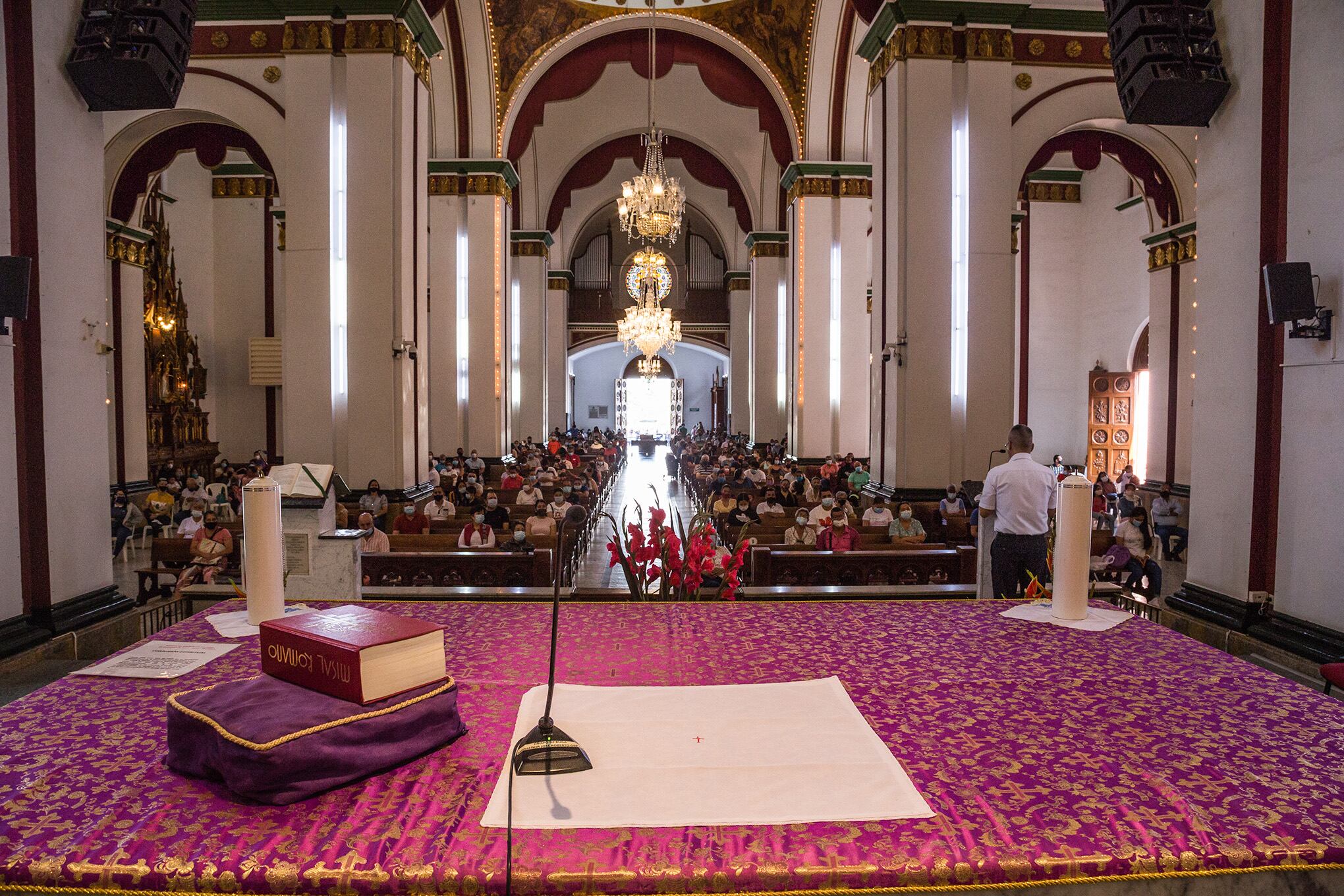 Semana Santa en Buga Catedral de San Pedro Basilica del Señor de los Milagros