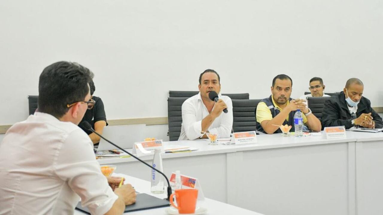 Alcalde de Plato, Magdalena, Jaime Peña Peñaranda, hablándole al gobernador, Carlos Caicedo, en consejo de seguridad por el tema de amenaza a invasión de tierras.