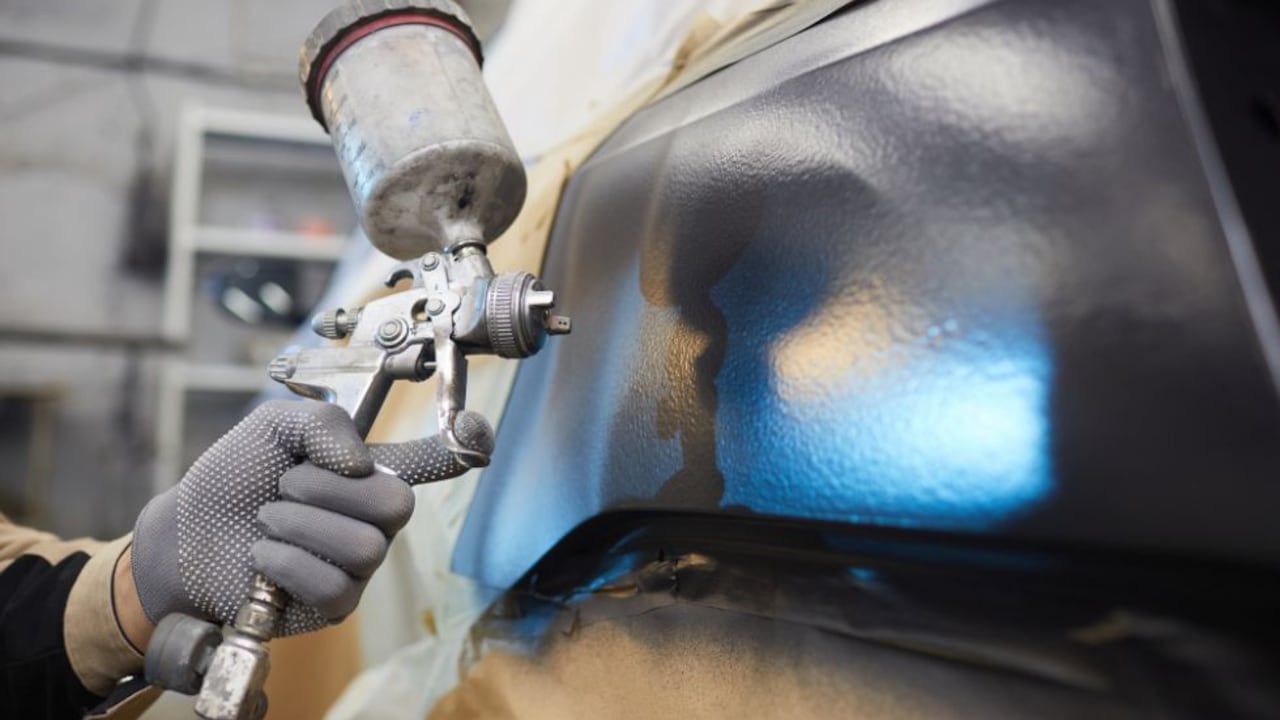 Los propietarios de vehículos suelen pintarlos cuando tienen alguna imperfección en el color de la carrocería.