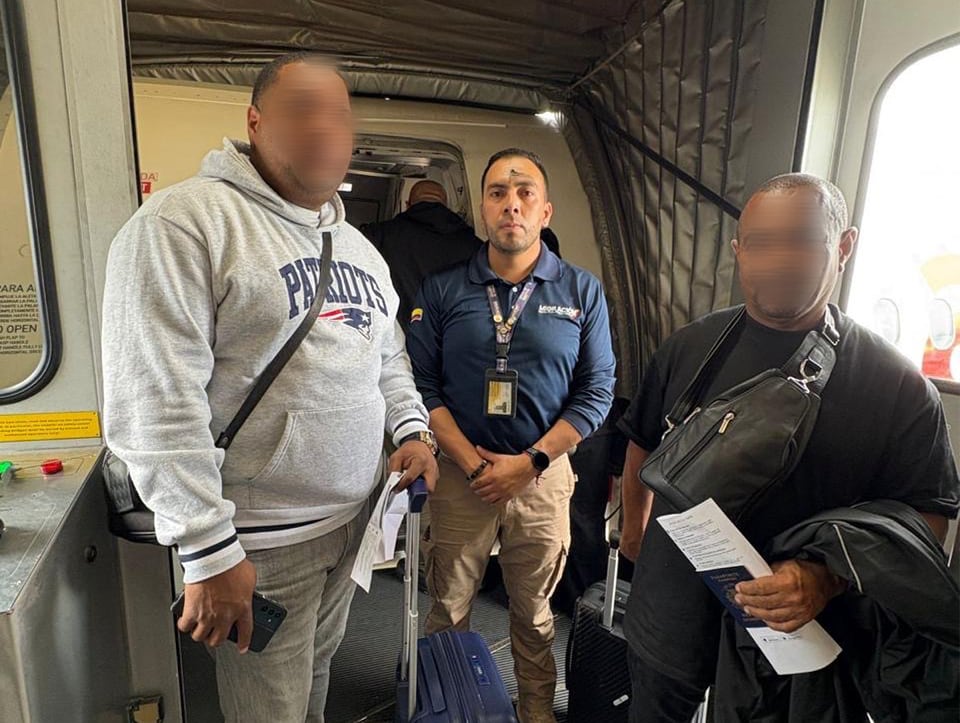 Expulsión de dos ciudadanos de nacionalidad dominicana.