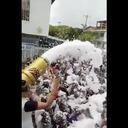 Los habitantes de un barrio de Cali celebraron de esta manera la llegada del 2022