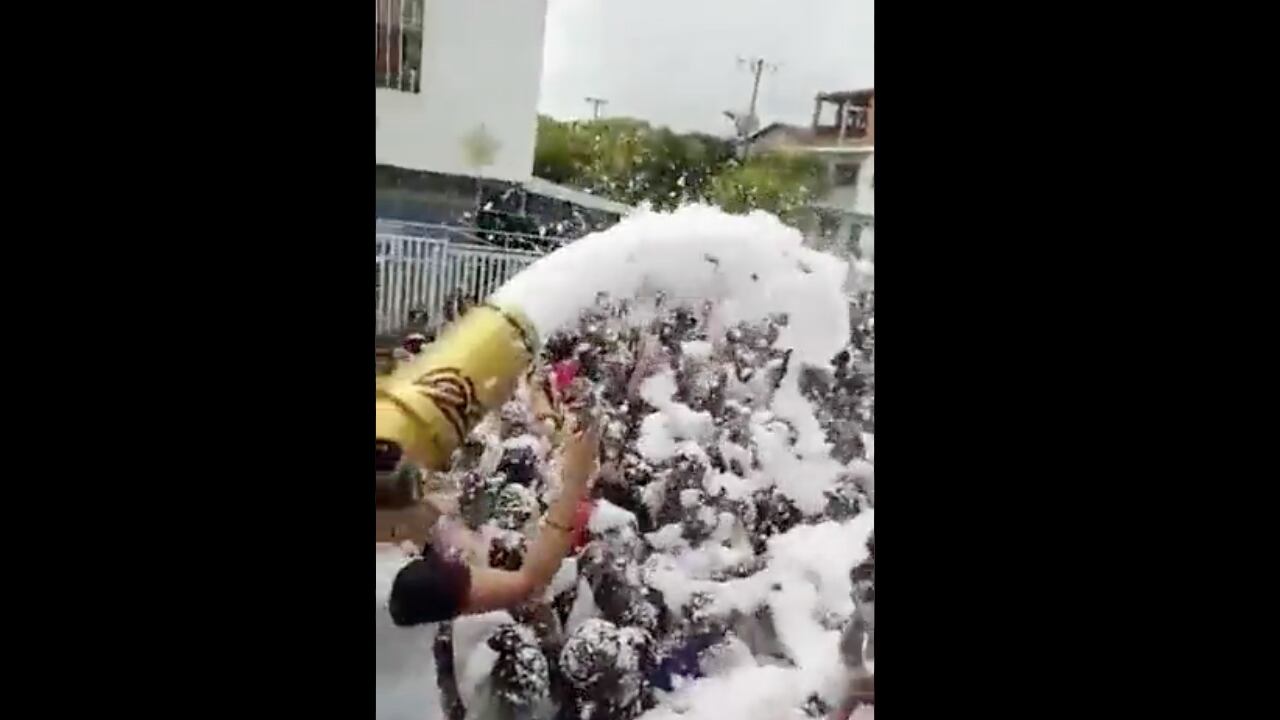 Los habitantes de un barrio de Cali celebraron de esta manera la llegada del 2022