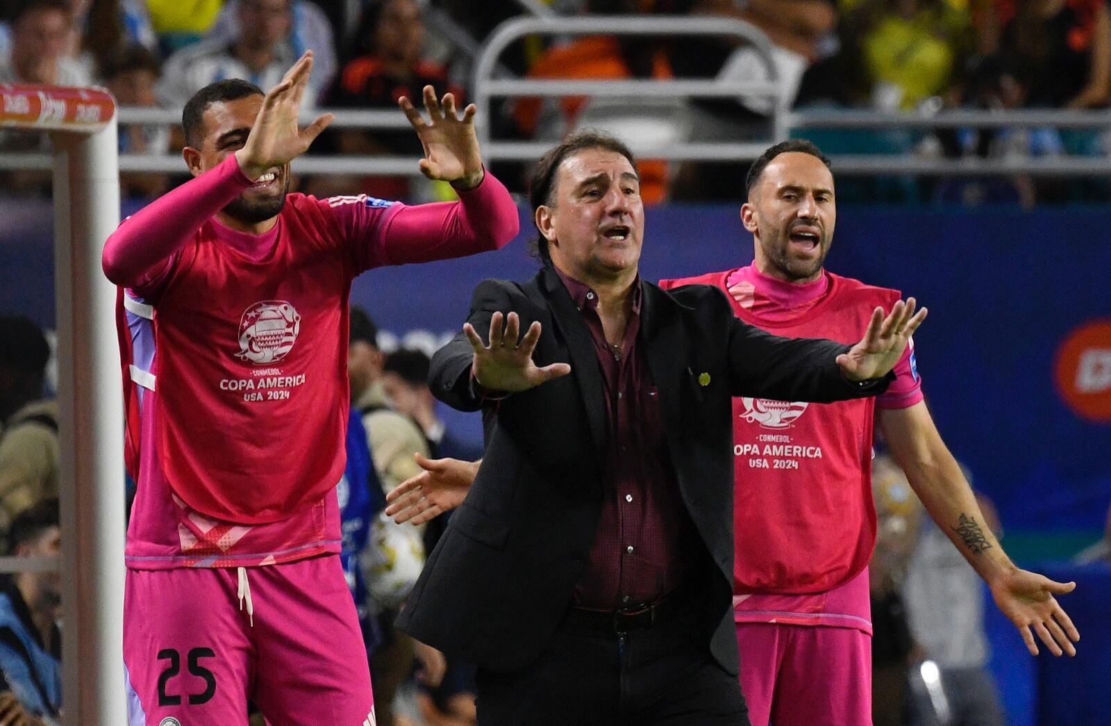 El técnico de la Selección Colombia, Néstor Lorenzo, da indicaciones a los jugadores junto con el arquero Álvaro Montero (izq.) y David Ospina (der.).