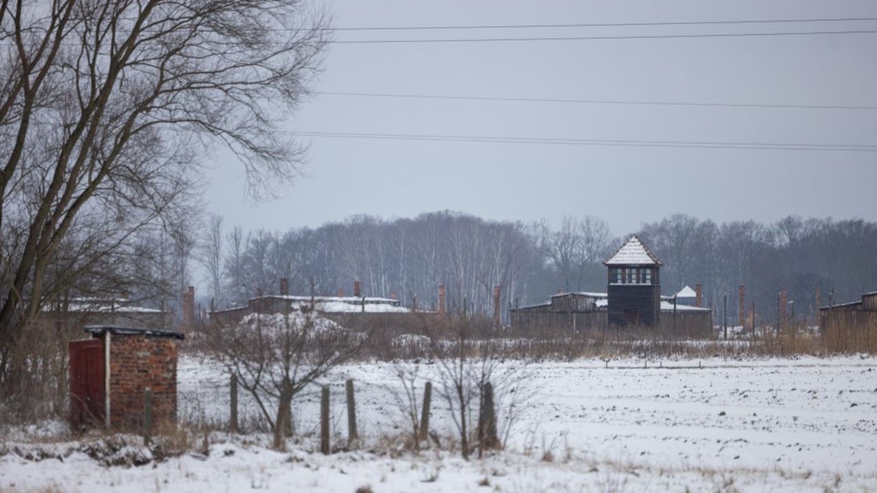 La foto tomada el 13 de enero de 2025 muestra la torre de vigilancia del antiguo campo nazi Auschwitz 2 en Birkenau visible sobre los campos. Auschwitz fue liberado hace 80 años, el 27 de enero, y allí se celebrará una ceremonia con decenas de supervivientes, entre los pocos que quedan. (Foto de Wojtek RADWANSKI / AFP)