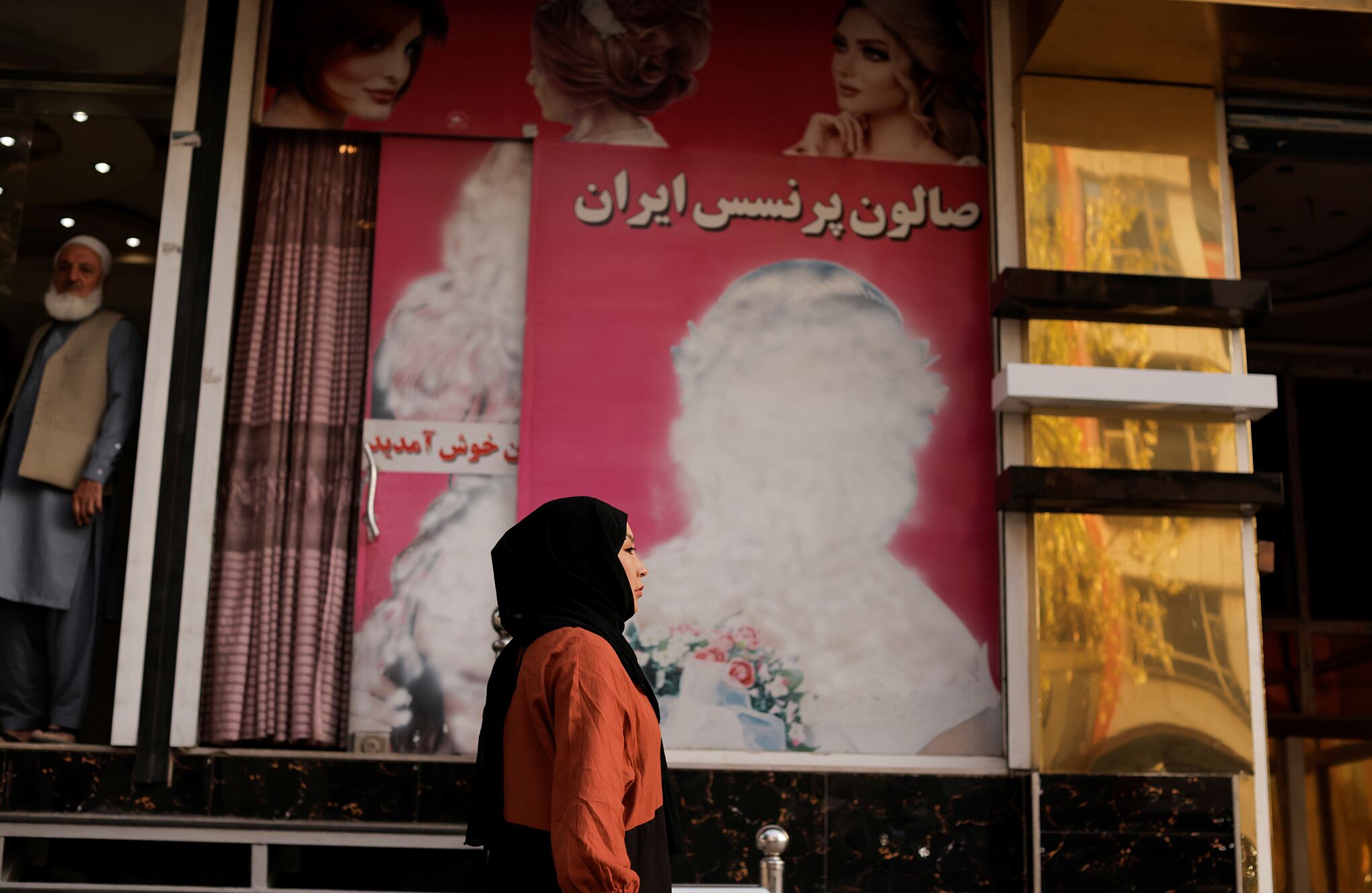 Las mujeres de Afganistán bajo el régimen de los talibanes