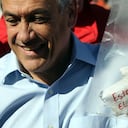 El presidente de Chile, Sebastián Piñera, muestra con alegría el mensaje de vida que enviaron los 33 mineros atrapados.