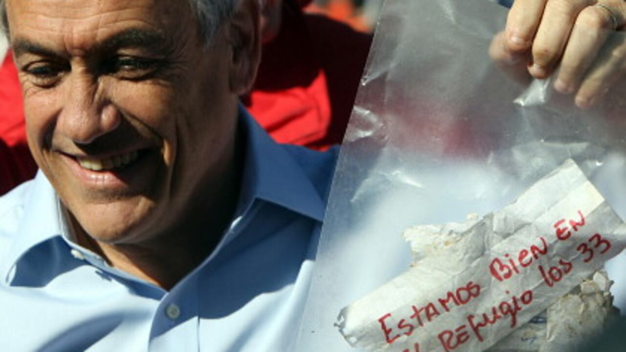 El presidente de Chile, Sebastián Piñera, muestra con alegría el mensaje de vida que enviaron los 33 mineros atrapados