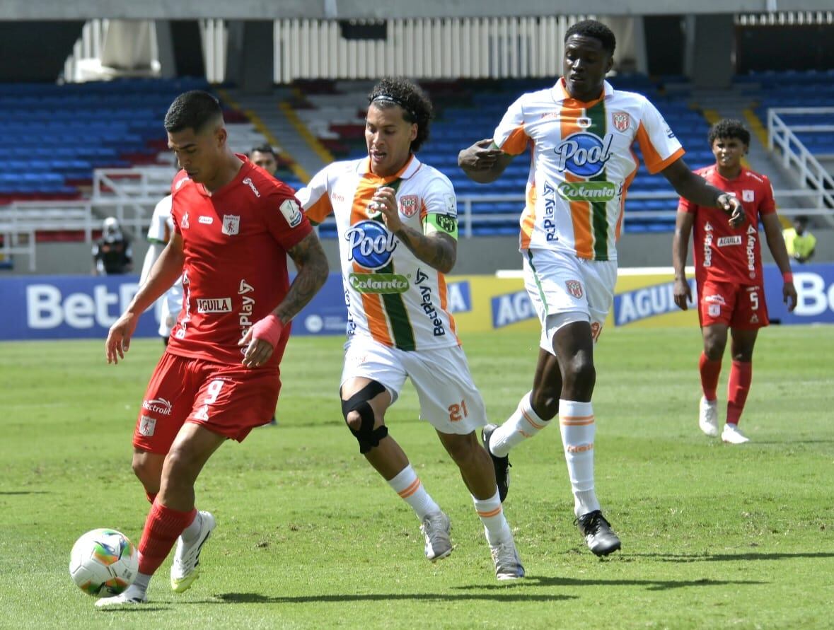Envigado se repuso en la recta final y con un golazo igualó el marcador frente al América.