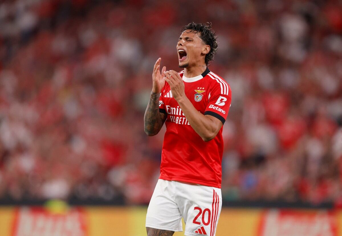 Richard Ríos se lamenta en la Champions League.