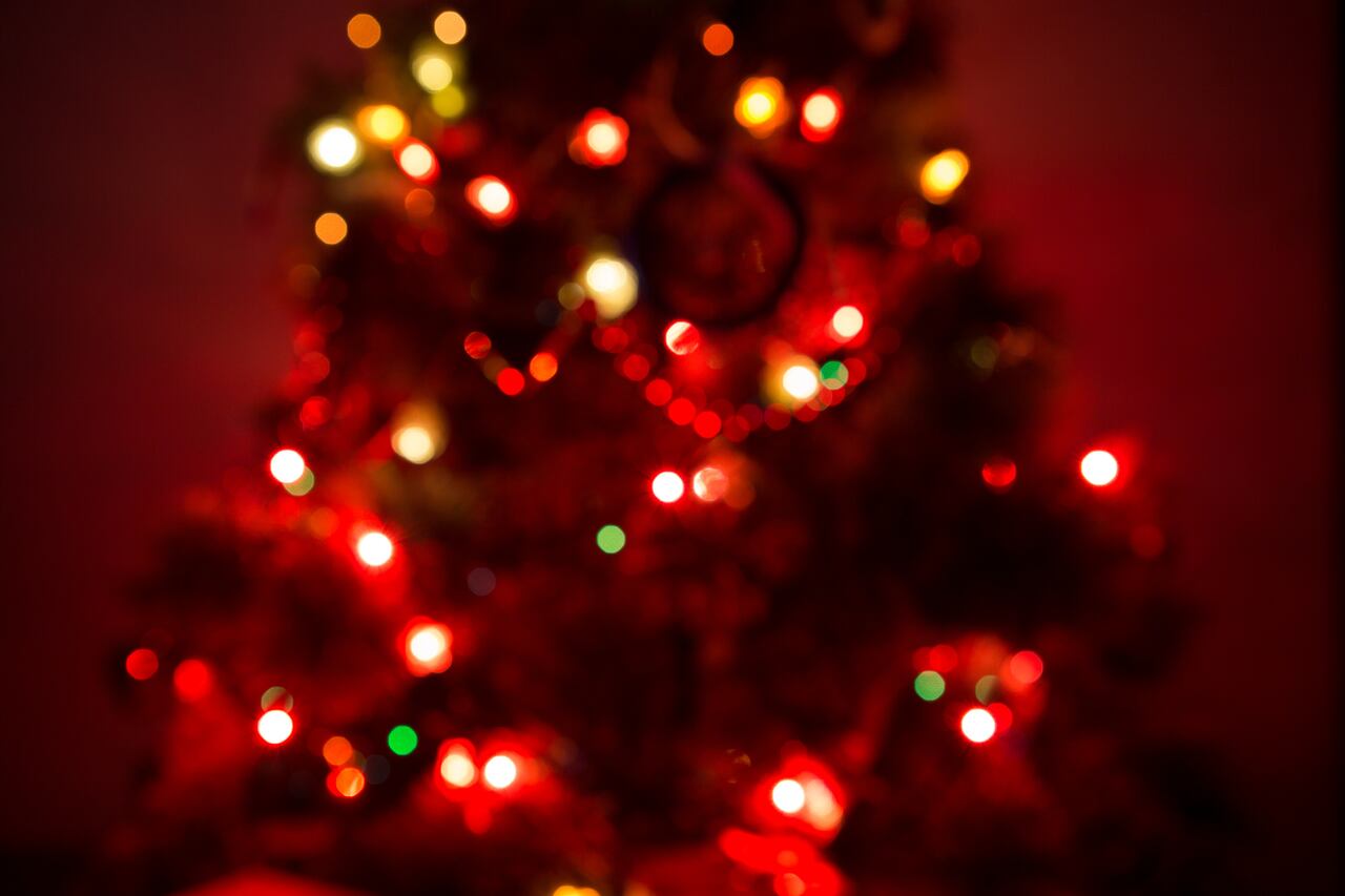 Luces rojas en el árbol de Navidad