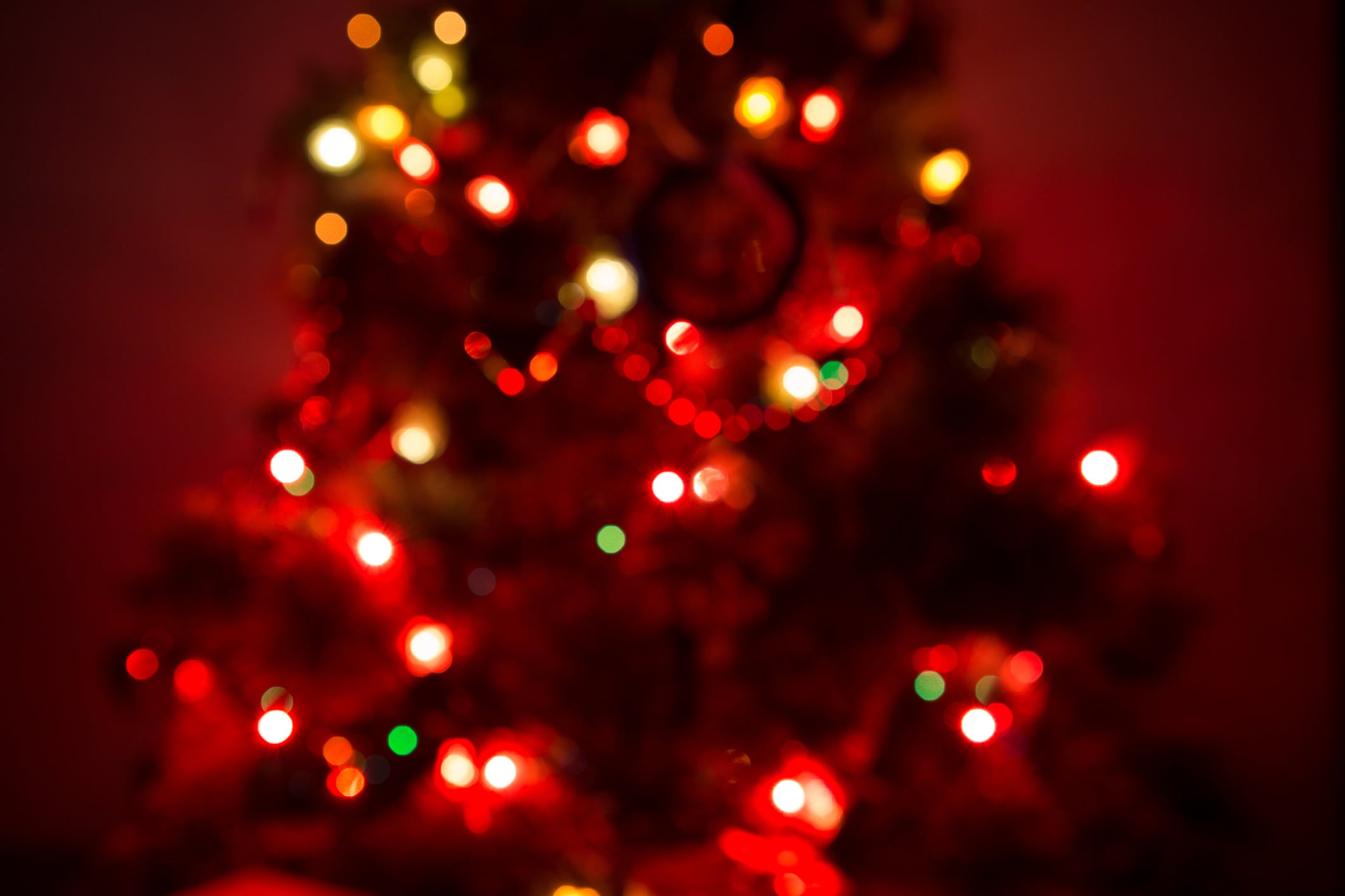 Luces rojas en el árbol de Navidad