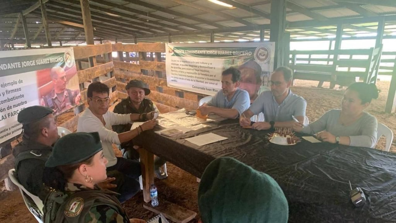 Danilo Rueda e integrantes de las disidencias de Farc