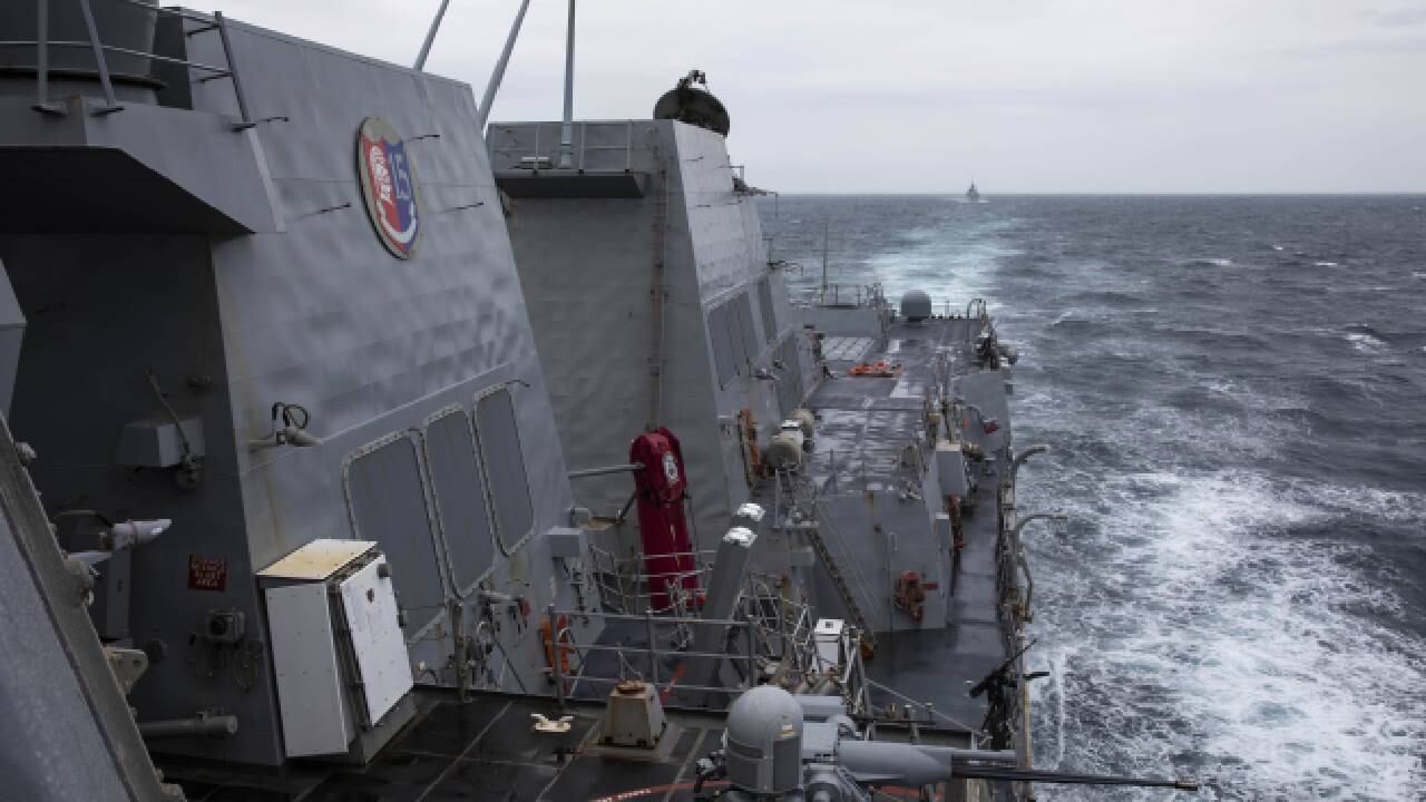 El destructor de misiles guiados clase Arleigh Burke USS Ralph Johnson (DDG 114) realiza operaciones de rutina en curso en el Estrecho de Taiwán, el 9 de septiembre de 2023.