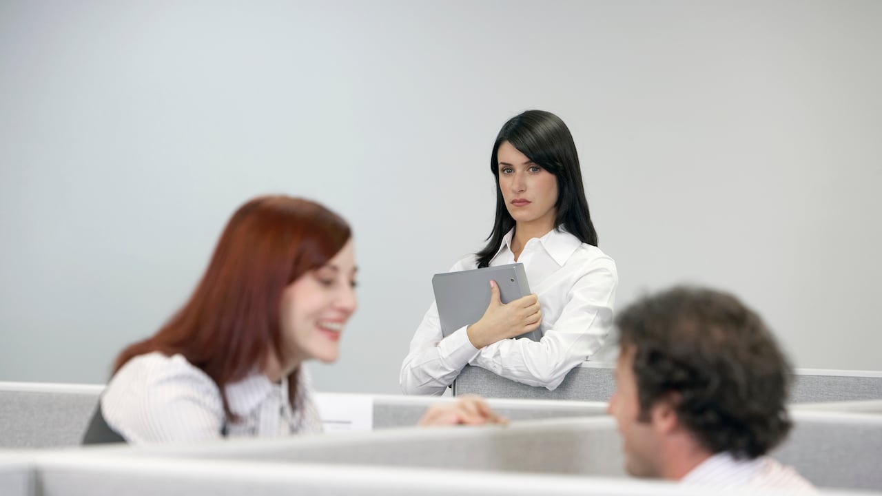 Desde la óptica del Feng Shui, se sostiene que el uso de una pulsera específica puede ayudar a neutralizar las vibraciones negativas relacionadas con la envidia.