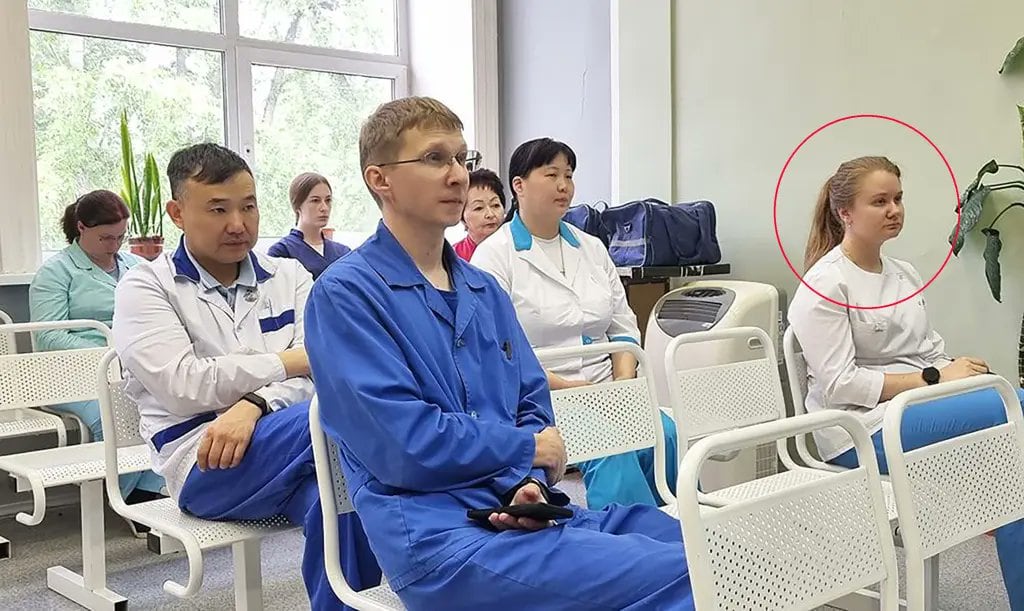 Una técnica del Instituto Antipesístico de Irkutsk falleció el 1 de octubre en el hospital de Shelekhov, donde había sido ingresada el 29 de septiembre con una neumonía grave y conectada a un respirador.