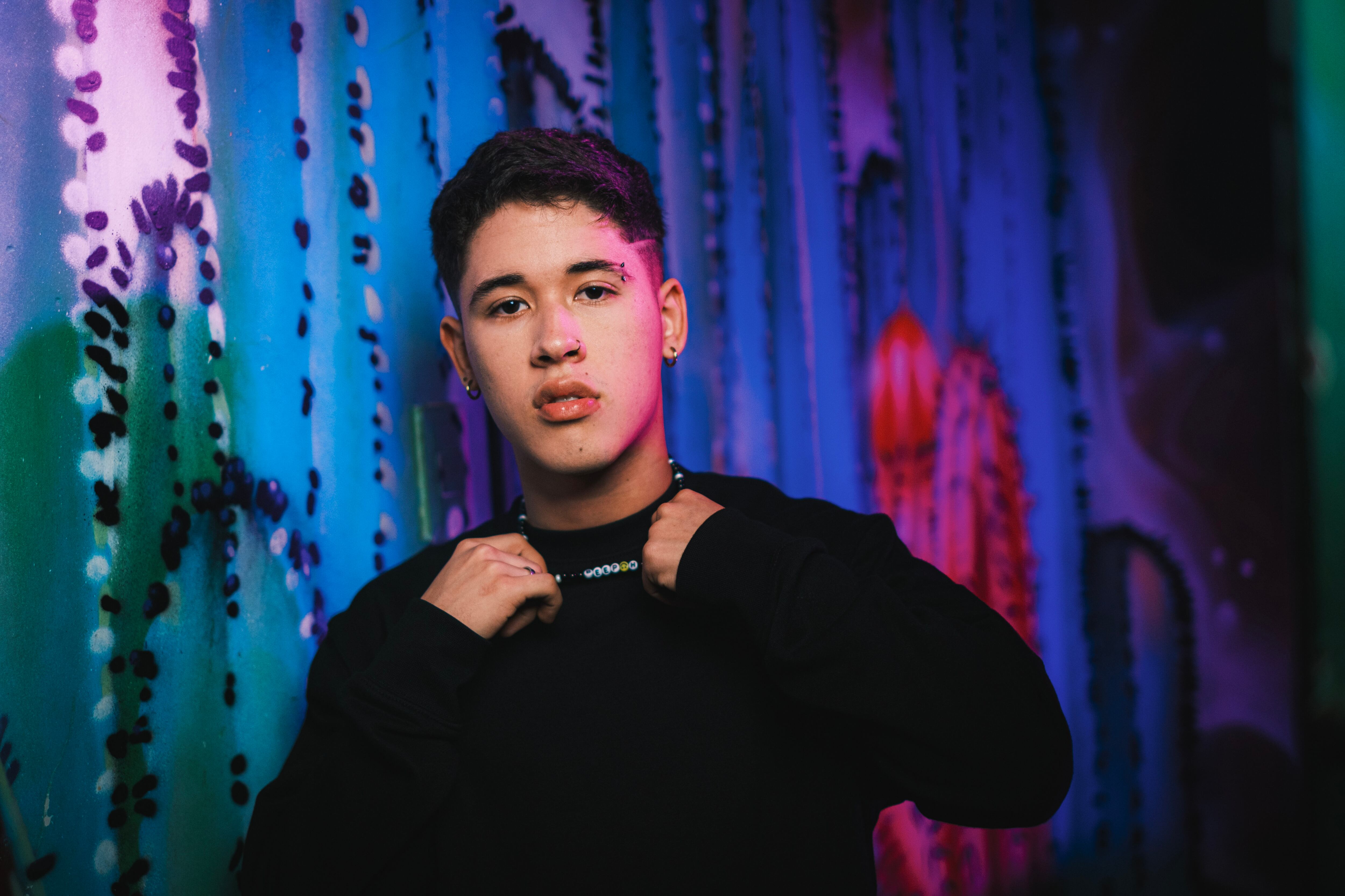 El cantante colombiano estrena su canción Gitana y su video de la mano de Alkilados.