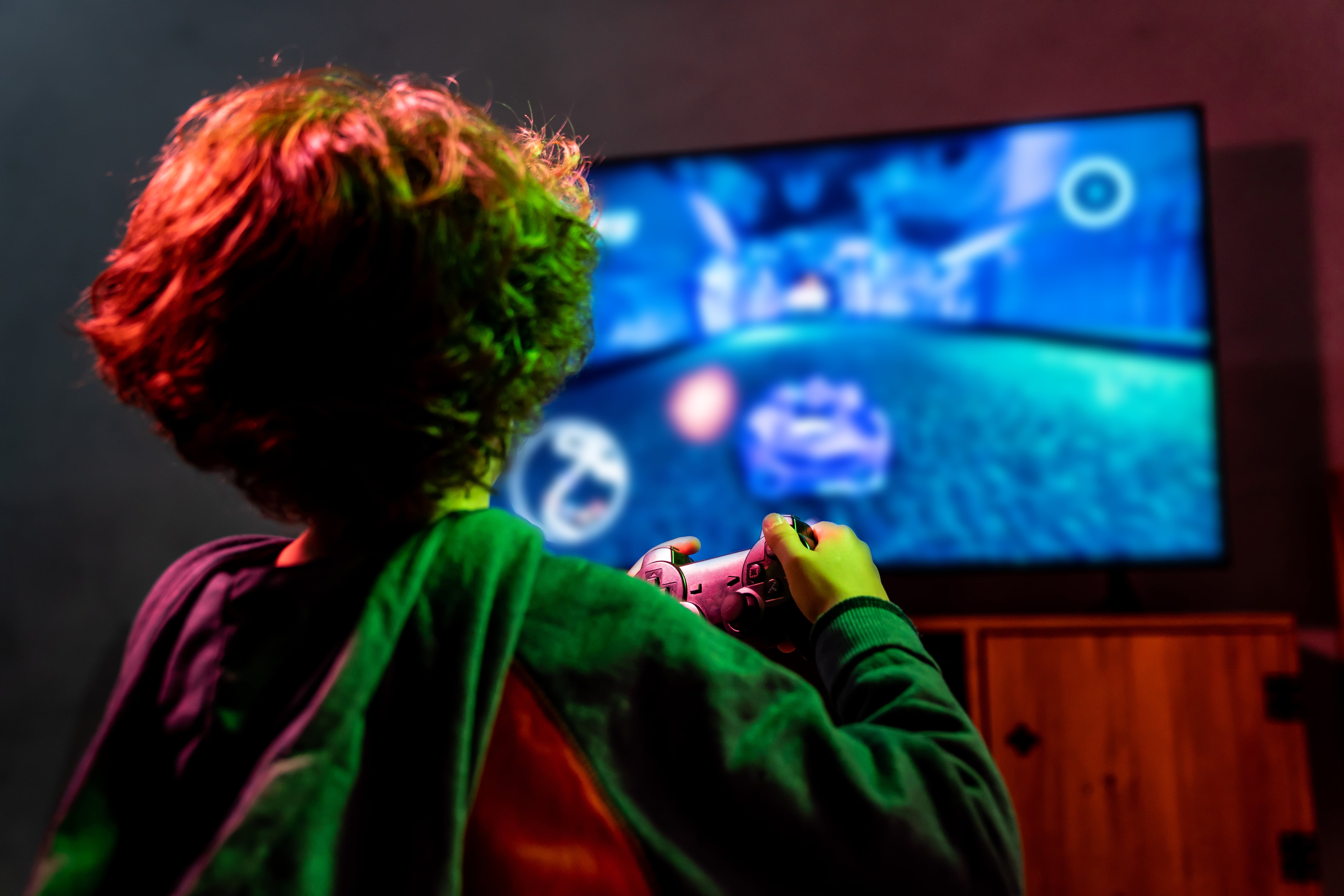 Niño jugando videojuegos